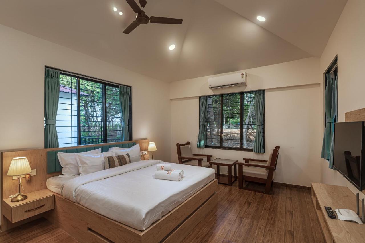 Saffronstays Riverfront Manor, 5-Bdr Pool Villa By Pej River Карджат Екстер'єр фото